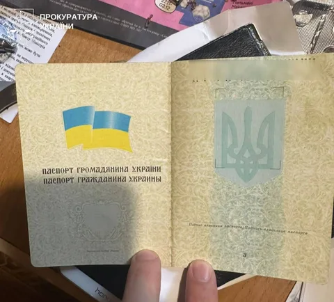 Відкритий український паспорт громадянина в руках