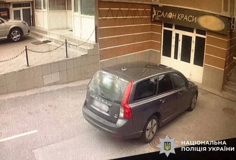 Припаркований чорний автомобіль біля входу в приміщення