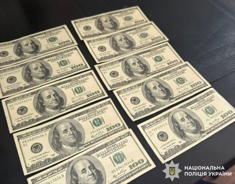 Американські доларові банкноти розкладені на столі