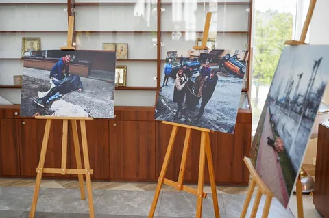 Фотографії на мольбертах у виставковому залі
