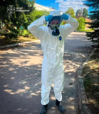 Фахівець у захисному костюмі проводить вимірювання