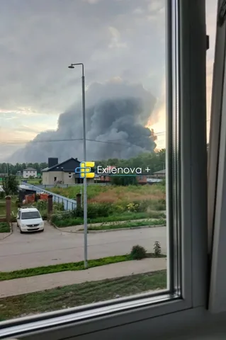 Вид з вікна на дим над промисловою зоною