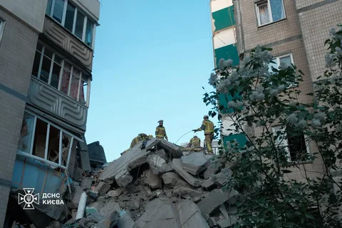 Пошкоджена будівля серед житлових будинків у Києві