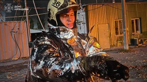 Пожежник у захисному костюмі після гасіння пожежі