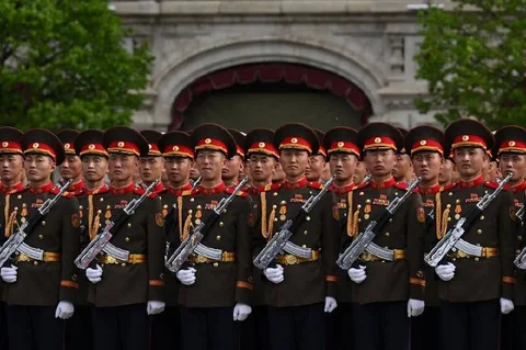 Військовослужбовці в парадній формі стоять в ряд