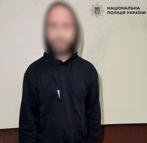 Затриманий чоловік у чорній толстовці на фото поліції