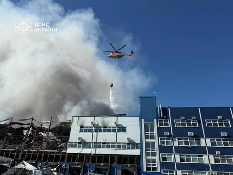 Гелікоптер скидає воду на палаючий склад у Бучанському районі
