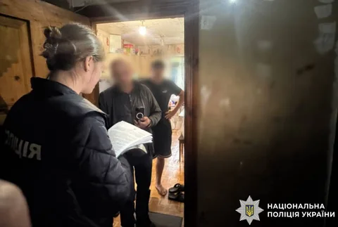Поліцейські проводять обшук у приміщенні під час операції