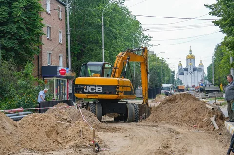 Жовтий екскаватор на будівельному майданчику вулиці