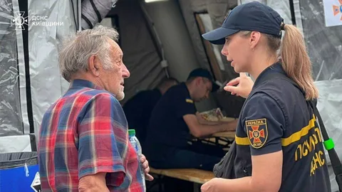 Рятувальник розмовляє з місцевим жителем біля автомобіля
