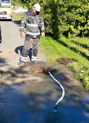 Чоловік біля пошкодженого водогону з витіканням води