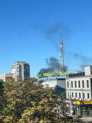 Дим над міською забудовою та телевежею в Ірпені