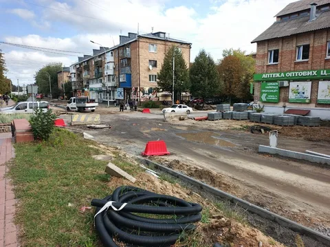 Будівельні матеріали та обладнання на вулиці під час реконструкції