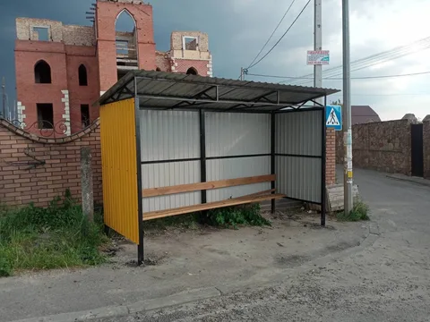 Нова автобусна зупинка з металевим навісом на вулиці