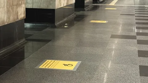 Жовті позначення на підлозі станції метро для розміщення людей