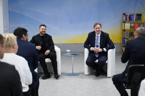 Люди в діловому одязі на зустрічі в студії