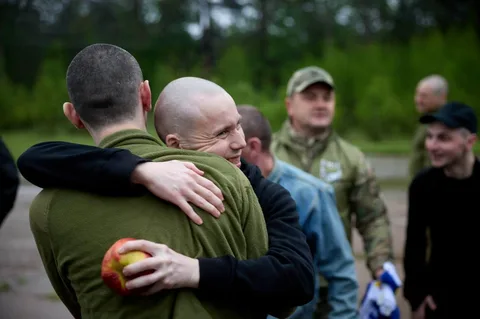 Військові обіймаються після повернення з полону