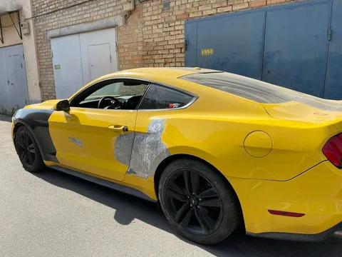 Жовтий автомобіль з пошкодженою лівою стороною кузова