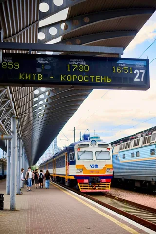 Поїзд на платформі станції Київ-Коростень