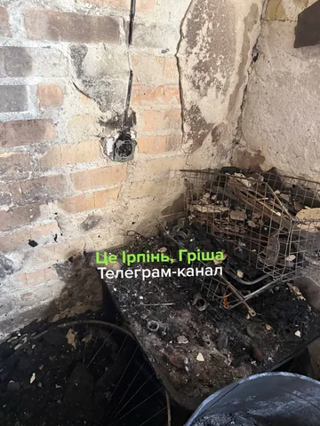 Пошкоджена кімната з обгорілими предметами після пожежі