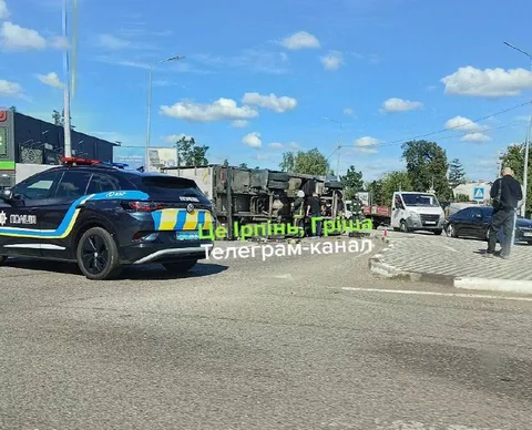 Поліцейський автомобіль на місці дорожної аварії