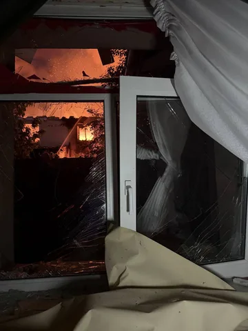 Вікна будівлі з видимим полум'ям та димом всередині