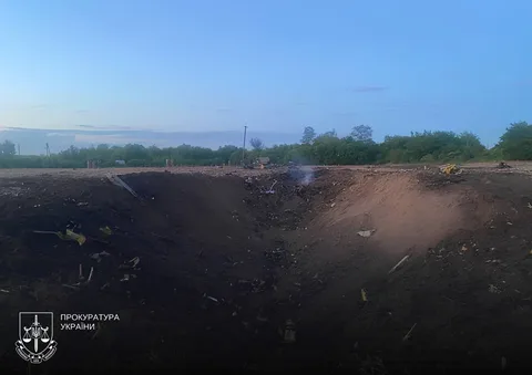Місце падіння військового літака з пошкодженнями грунту