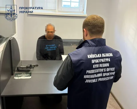 Працівник прокуратури проводить допит підозрюваного в офісі