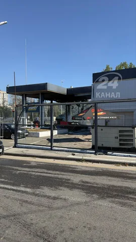 Пошкоджена автозаправна станція з вивіскою Канал