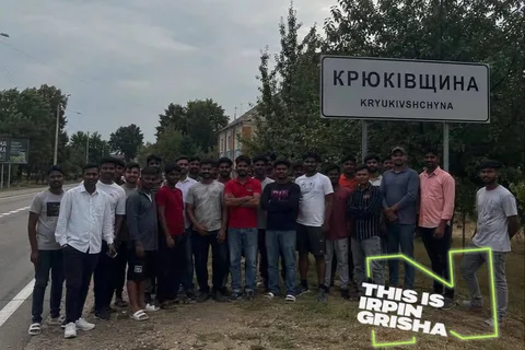 Група людей стоїть біля дорожного знака Крюківщина