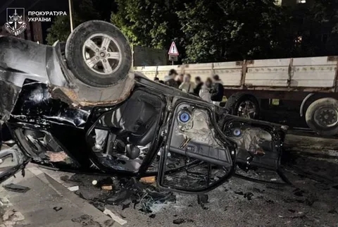Пошкоджений автомобіль після дорожної аварії на вулиці