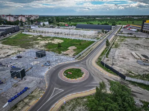 Аерофото кільцевого перехрестя з озеленням у Бучі