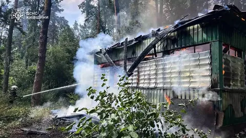Пошкоджена будівля санаторію з димом під час гасіння пожежі