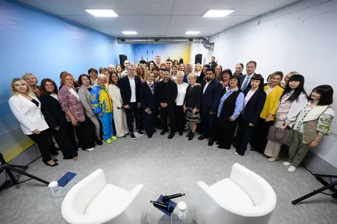 Група людей у офісному приміщенні під час зустрічі