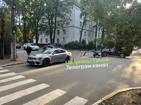 Автомобіль на пішохідному переході в Ірпені
