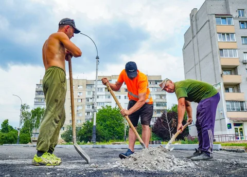 Робітники укладають асфальт на вулиці міста