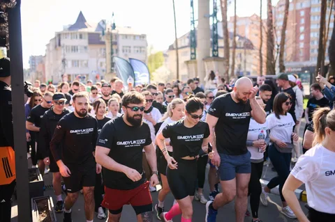Учасники благодійного забігу біжать центром міста Ірпень