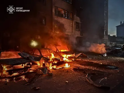 Горіння уламків та обломків на вулиці біля будинків