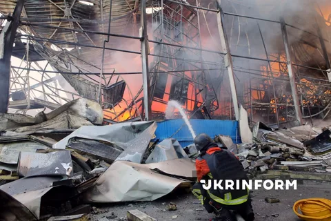 Пошкоджена будівля промислового підприємства з наслідками обстрілу
