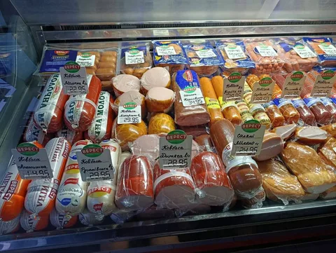 Вітрина магазину з м'ясними виробами та ковбасами