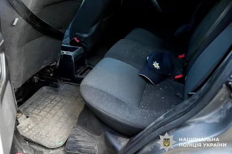 Салон автомобіля з пошкодженим сидінням та слідами
