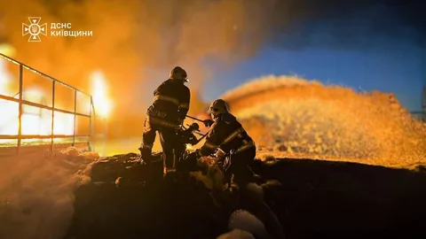 Рятувальники гасять пожежу на об'єкті інфраструктури вночі