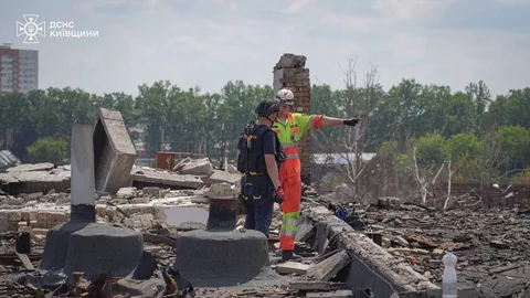 Рятувальники розмінюють дах пошкодженої будівлі у Вишневому