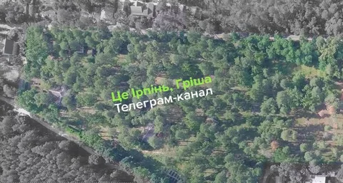 Аерофото зеленої території з будівлями навколо в Ірпені