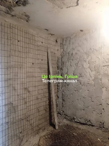 Пошкоджена ванна кімната в закритому підземному переході