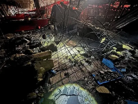 Пошкоджений інтер'єр будівлі з металевими конструкціями та уламками