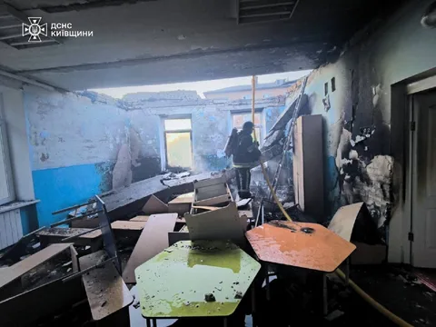 Пошкоджений офісний кабінет з розбитими вікнами та меблями