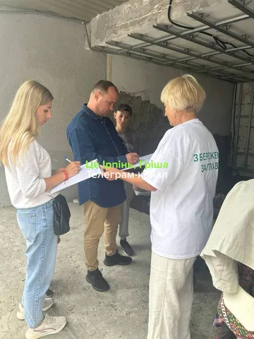 Люди збирають підписи в недобудованому приміщенні