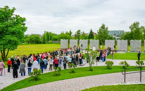 Люди біля меморіалу в парку Бучі