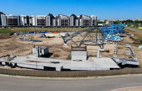 Будівництво аквапарку з синім каркасом та будівлями